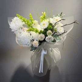 Buchet din crizanteme, gerbera și molucella (la comanda)