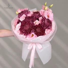 Buchet cu crizanteme violet închis și eustoma roz