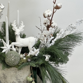 Compoziție de Anul Nou în vas de ceramică