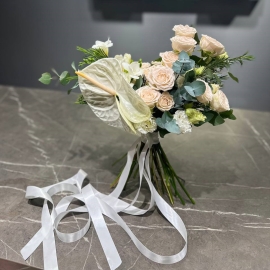 Buchetul miresei cu trandafiri și anturium