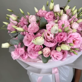 Букет из розовых лизиантусов