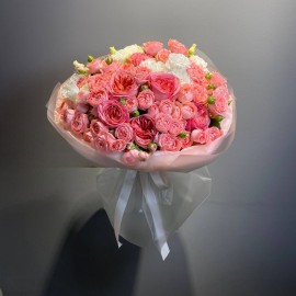 Bouquet of Femke roses and peony roses