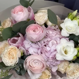 Buchet cu hortensie si ranunculus (la precomanda)