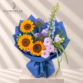 Buchet cu floarea-soarelui, delphinium și agapanthus