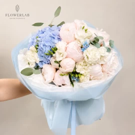 Buchet cu hortensie albastra si bujori olandezi si trandafiri (la comandă)