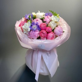 Buchet din bujori, trandafiri imbujorati si frezii