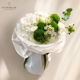 Buchet din Hortensie alba si Dianthus kiwi