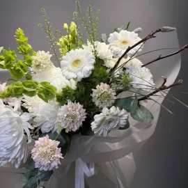 Buchet din crizanteme, gerbera și molucella (la comanda)