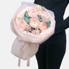 Buchet din ranunculus si zambile