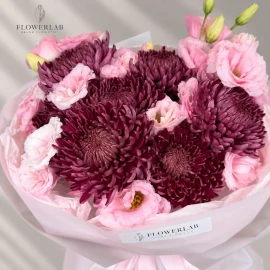 Buchet cu crizanteme violet închis și eustoma roz