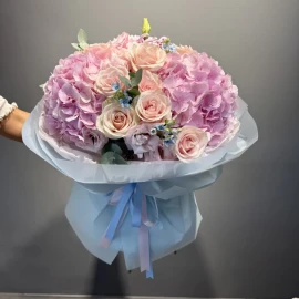 Buchet din hortensii, trandafiri și eustome