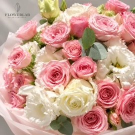 Buchet cu trandafiri de tufă și lisianthus