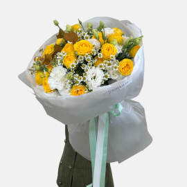 Buchet сu trandafiri galbeni si romanita