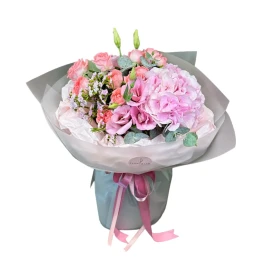 Buchet cu trandafiri si hortensie