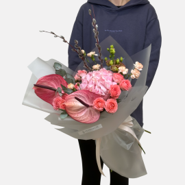 Букет из антуриумов и гортензий (доступно для предзаказа)