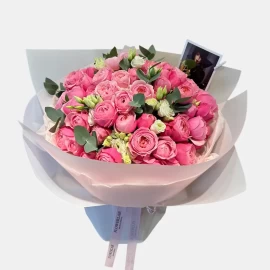Buchet din trandafiri de grădină Silvia Pink cu liziantus