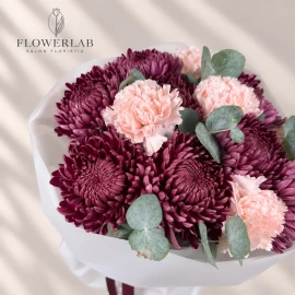Buchet cu crizanteme violet închis și garoafe