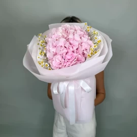 Buchet cu hortensie roz și margarete