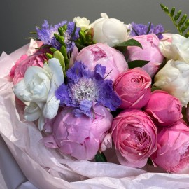 Buchet din bujori, trandafiri imbujorati si frezii