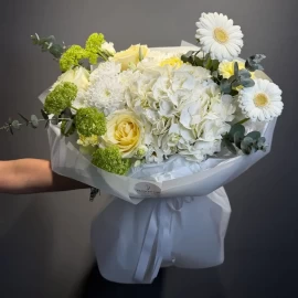 Buchet cu hortensie albă, gerbera și trandafir (la comandă)
