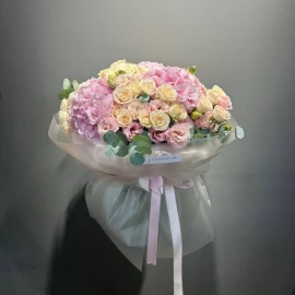 Buchet din trei hortenzii ,trandafiri Sofia si eustoma