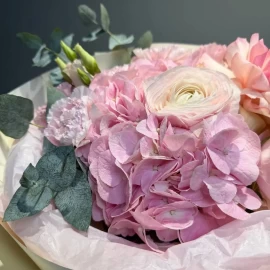 Buchet din hortensie roz ,ranunculus si trandafir francez (la comandă)