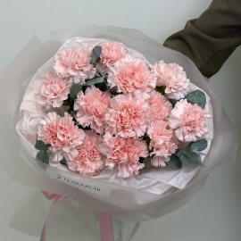 Bouquet with pink dianthus