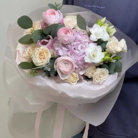 Buchet cu hortensie si ranunculus (la precomanda)