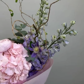 Buchet cu hortensii, ranunculus și delphinium (la comanda)