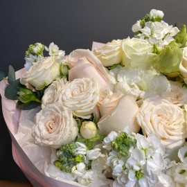 Buchet din matiola, trandafiri Sofia si eustoma