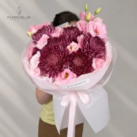 Buchet cu crizanteme violet închis și eustoma roz