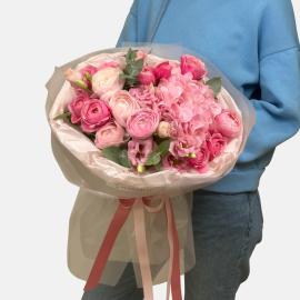 Букет из гортензий, ранункулюсов, пионовидных роз и лизиантусов