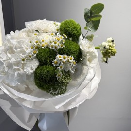 Buchet din Hortensie alba si Dianthus kiwi (la precomanda)