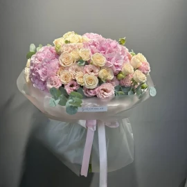 Buchet din trei hortenzii ,trandafiri Sofia si eustoma