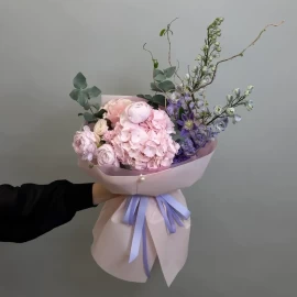 Buchet cu hortensii, ranunculus și delphinium (la comanda)