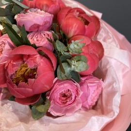 Buchet din bujori si trandafiri imbujorati