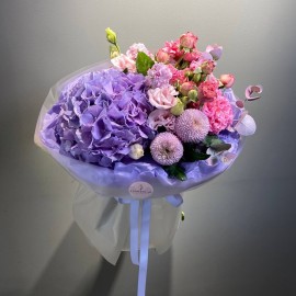 Buchet din hortensie mov, trandafiri și crizantemă