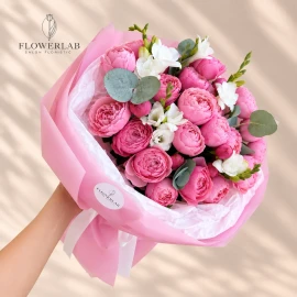 Buchet cu trandafiri de tufă Silvia Pink și frezii albe