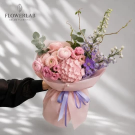 Buchet cu hortensii, ranunculus și delphinium (la comanda)