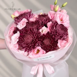 Buchet cu crizanteme violet închis și eustoma roz