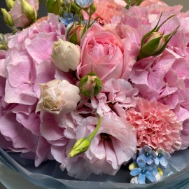 Букет из розовых гортензий, роз и оксипеталума