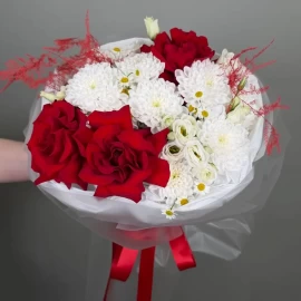 Букет с французскими розами, хризантемой и лизиантусами