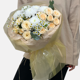 Bouquet with spray roses and chamomile