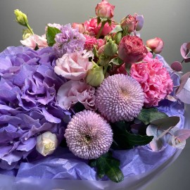 Buchet din hortensie mov, trandafiri și crizantemă
