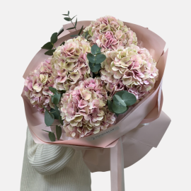 Monobouquet with hydrangeas