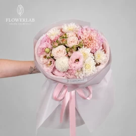 Buchet din dalii, crizanteme și trandafiri de tufă