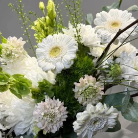 Buchet din crizanteme, gerbera și molucella (la comanda)