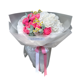 Buchet cu hortensie alba si trandafiri