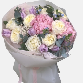 Buchet mixat din hortensii, trandafiri imbujorati si lalele