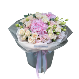 Buchet cu hortensii roz si trandafiri